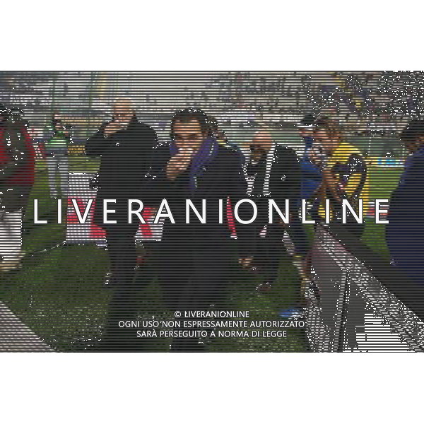 FIRENZE 1 DICEMBRE 2005 FIORENTINA - JUVENTUS COPPA ITALIA NELLA FOTO: PARTITA SOSPESA PRANDELLI SI RIPARANA DAL GAS LACRIMOGENO FOTO NUCCI / AG. ALDO LIVERANI