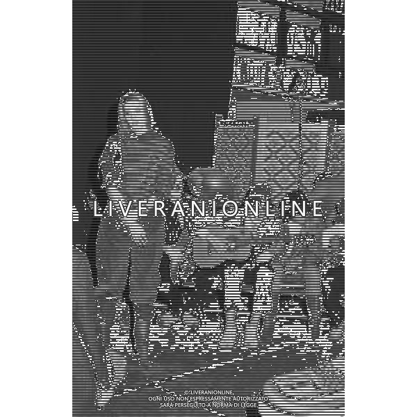 Neg- AMBRA E PARIDE ORFEI DURANTE LA REGISTRAZIONE DI UNA TRASMISSIONE TELEVISIVA A MILANO IL 31.12.1982 AG ALDO LIVERANI SAS