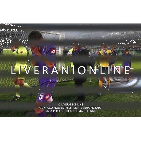 FIRENZE 1 DICEMBRE 2005 FIORENTINA - JUVENTUS COPPA ITALIA NELLA FOTO: PARTITA SOSPESA GIOCATORI SI RIPARANO DAL GAS LACRIMOGENO FOTO NUCCI / AG. ALDO LIVERANI