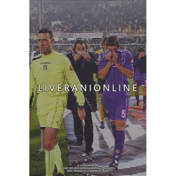 FIRENZE 1 DICEMBRE 2005 FIORENTINA - JUVENTUS COPPA ITALIA NELLA FOTO: PARTITA SOSPESA GIOCATORI SI RIPARANO DAL GAS LACRIMOGENO FOTO NUCCI / AG. ALDO LIVERANI