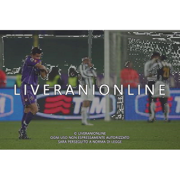 FIRENZE 1 DICEMBRE 2005 FIORENTINA - JUVENTUS COPPA ITALIA NELLA FOTO: PARTITA SOSPESA GIOCATORI SI RIPARANO DAL GAS LACRIMOGENO FOTO NUCCI / AG. ALDO LIVERANI