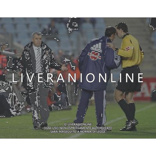 Getafe Madrid (SPA) 19-11-2005 liga spagnola 1 division 2005/06 getafe c.f. sad-club atletico osasuna 0:0 nella foto arbitro lisonzo cortes si consulta con il 4 uomo per espellere aguirre javier ph marco luzzani/ag aldo liverani s.a.s.