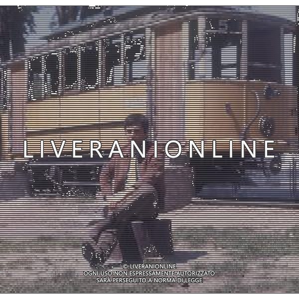 COL-RETROSPETTIIVA MARIO TESSUTO CANTANTE NELLA FOTO MARIO TESSUTO CON UN VECCHIO TRAM A MILANO NELL\'ANNO 1967 AG ALDO LIVERANI SAS  