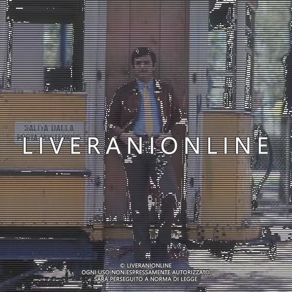 COL-RETROSPETTIIVA MARIO TESSUTO CANTANTE NELLA FOTO MARIO TESSUTO CON UN VECCHIO TRAM A MILANO NELL\'ANNO 1967 AG ALDO LIVERANI SAS  