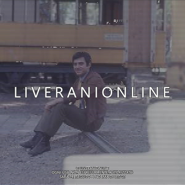 COL-RETROSPETTIIVA MARIO TESSUTO CANTANTE NELLA FOTO MARIO TESSUTO CON UN VECCHIO TRAM A MILANO NELL\'ANNO 1967 AG ALDO LIVERANI SAS  