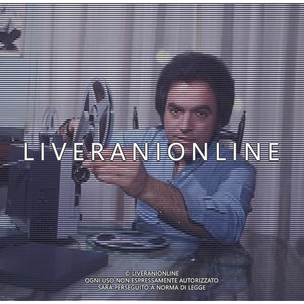 COL-RETROSPETTIVA MARIO TESSUTO CANTANTE NELLA FOTO MARIO TESSUTO A MILANO NELL\'ANNO 1970 AG ALDO LIVERANI SAS