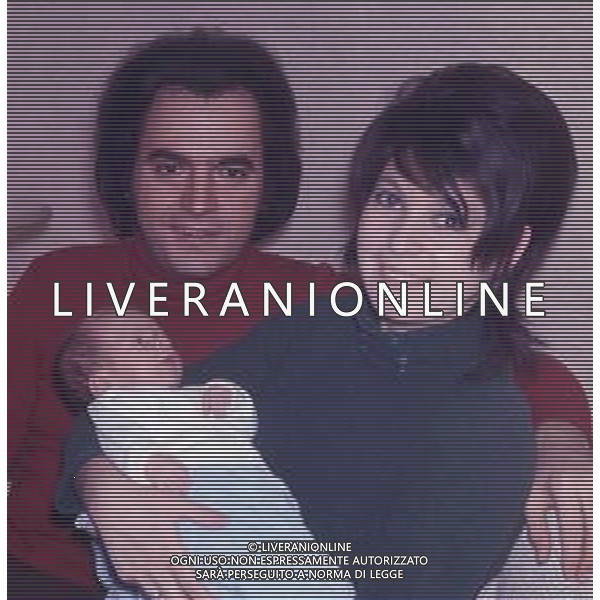 COL-RETROSPETTIIVA MARIO TESSUTO CANTANTE NELLA FOTO MARIO TESSUTO A MILANO CON LA FAMIGLIA ANNO 1970 AG ALDO LIVERANI SAS  