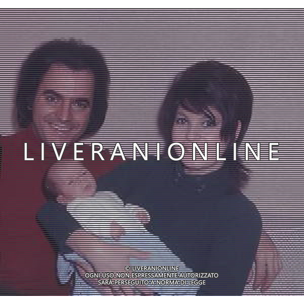 COL-RETROSPETTIIVA MARIO TESSUTO CANTANTE NELLA FOTO MARIO TESSUTO A MILANO CON LA FAMIGLIA ANNO 1970 AG ALDO LIVERANI SAS   