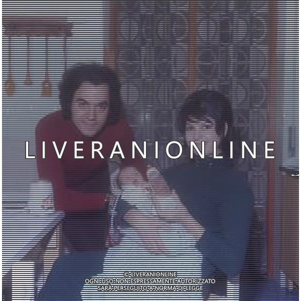 COL-RETROSPETTIIVA MARIO TESSUTO CANTANTE NELLA FOTO MARIO TESSUTO A MILANO CON LA FAMIGLIA ANNO 1970 AG ALDO LIVERANI SAS  