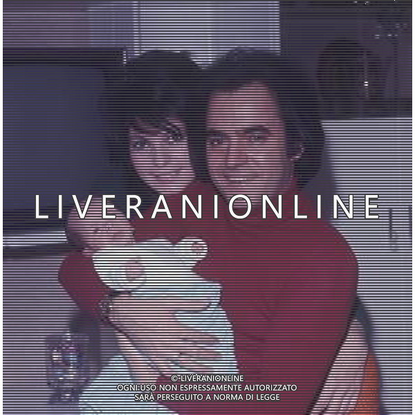 COL-RETROSPETTIIVA MARIO TESSUTO CANTANTE NELLA FOTO MARIO TESSUTO A MILANO CON LA FAMIGLIA ANNO 1970 AG ALDO LIVERANI SAS  