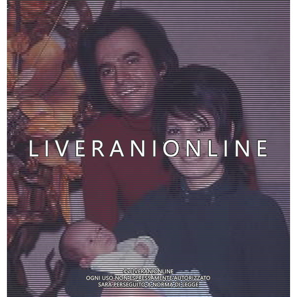 COL-RETROSPETTIIVA MARIO TESSUTO CANTANTE NELLA FOTO MARIO TESSUTO A MILANO CON LA FAMIGLIA ANNO 1970 AG ALDO LIVERANI SAS   