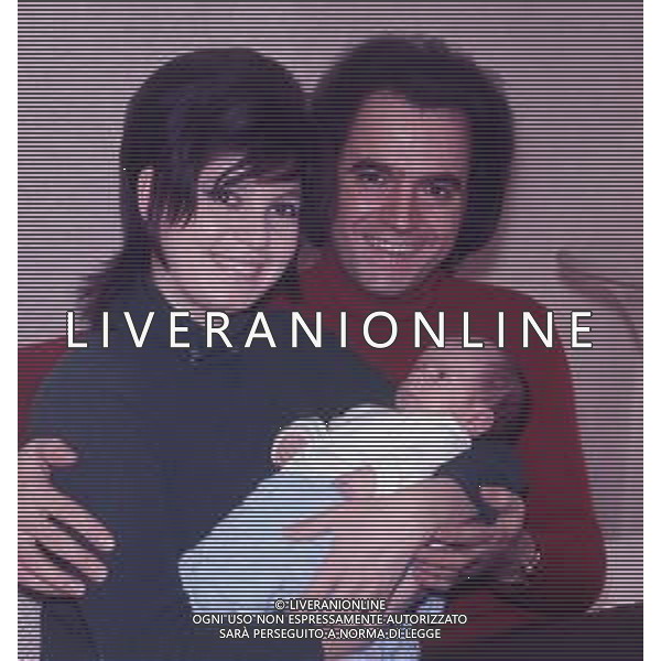 COL-RETROSPETTIIVA MARIO TESSUTO CANTANTE NELLA FOTO MARIO TESSUTO A MILANO CON LA FAMIGLIA ANNO 1970 AG ALDO LIVERANI SAS    