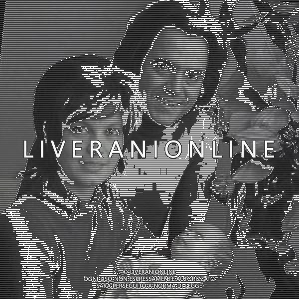 NEG-RETROSPETTIVA MARIO TESSUTO CANTANTE NELLA FOTO MARIO TESSUTO CON LA FAMIGLIA A MILANO NELL\'ANNO 1970 AG ALDO LIVERANI SAS