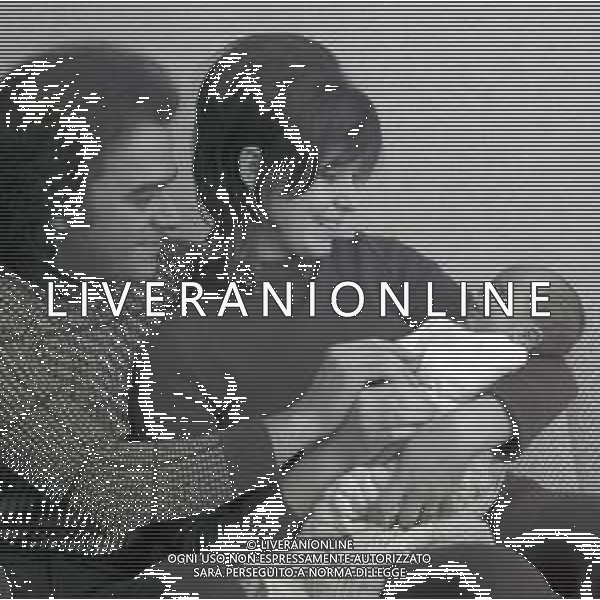 NEG-RETROSPETTIVA MARIO TESSUTO CANTANTE NELLA FOTO MARIO TESSUTO CON LA FAMIGLIA A MILANO NELL\'ANNO 1970 AG ALDO LIVERANI SAS