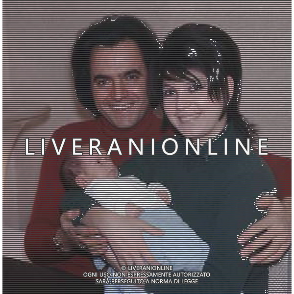 NEG-RETROSPETTIVA MARIO TESSUTO CANTANTE NELLA FOTO MARIO TESSUTO CON LA FAMIGLIA A MILANO NELL\'ANNO 1970 AG ALDO LIVERANI SAS