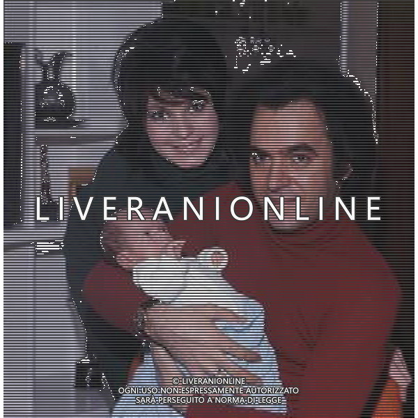 NEG-RETROSPETTIVA MARIO TESSUTO CANTANTE NELLA FOTO MARIO TESSUTO CON LA FAMIGLIA A MILANO NELL\'ANNO 1970 AG ALDO LIVERANI SAS