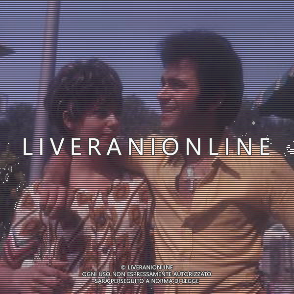 COL-RETROSPETTIIVA MARIO TESSUTO CANTANTE NELLA FOTO MARIO TESSUTO A CESENATICO AL MARE AG ALDO LIVERANI SAS