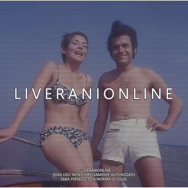 COL-RETROSPETTIIVA MARIO TESSUTO CANTANTE NELLA FOTO MARIO TESSUTO A CESENATICO AL MARE AG ALDO LIVERANI SAS