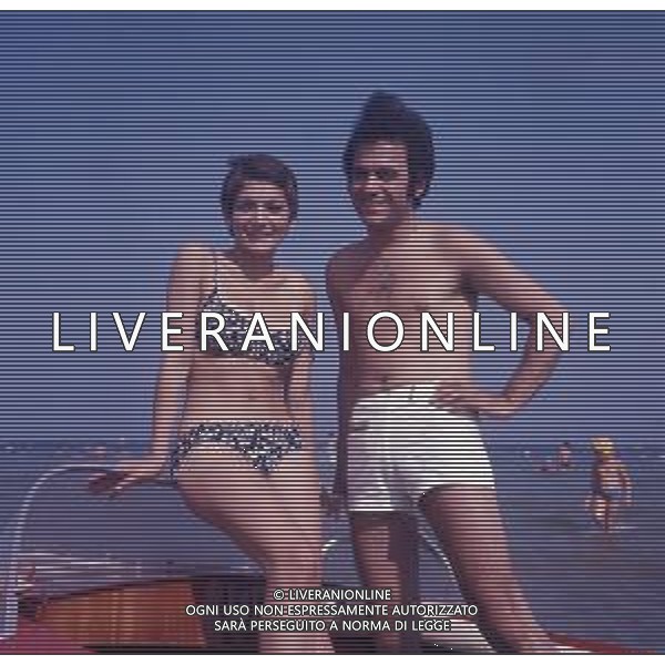 COL-RETROSPETTIIVA MARIO TESSUTO CANTANTE NELLA FOTO MARIO TESSUTO A CESENATICO AL MARE AG ALDO LIVERANI SAS
