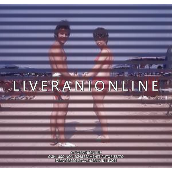 COL-RETROSPETTIIVA MARIO TESSUTO CANTANTE NELLA FOTO MARIO TESSUTO A CESENATICO AL MARE AG ALDO LIVERANI SAS