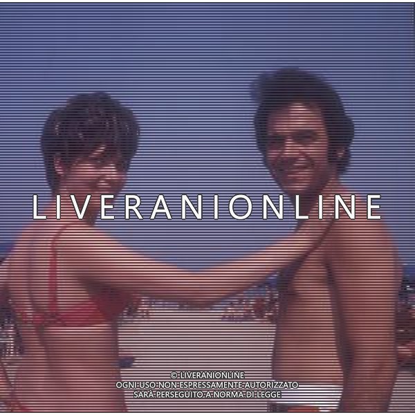 COL-RETROSPETTIIVA MARIO TESSUTO CANTANTE NELLA FOTO MARIO TESSUTO A CESENATICO AL MARE AG ALDO LIVERANI SAS