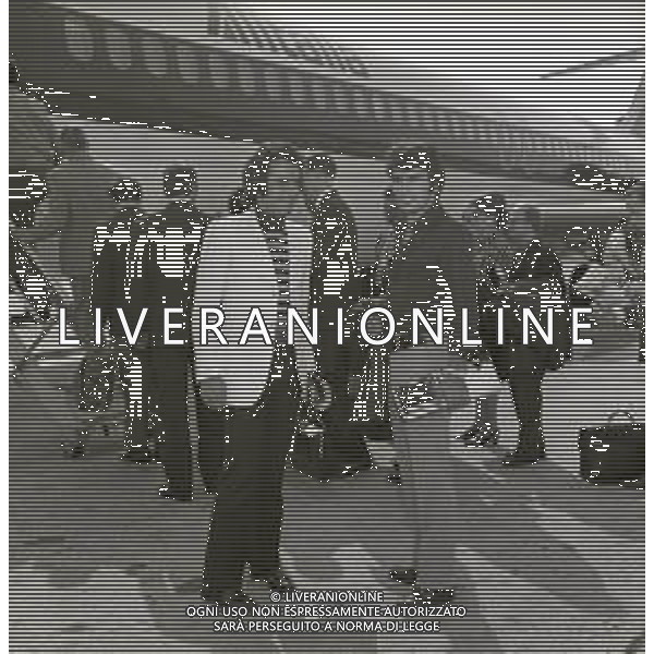 NEG-RETROSPETTIVA MARIO TESSUTO CANTANTE NELLA FOTO MARIO TESSUTO IN PARTENZA DALL\'AEROPORTO PER L\'AMERICA NELL\'ANNO 1970 AG ALDO LIVERANI SAS