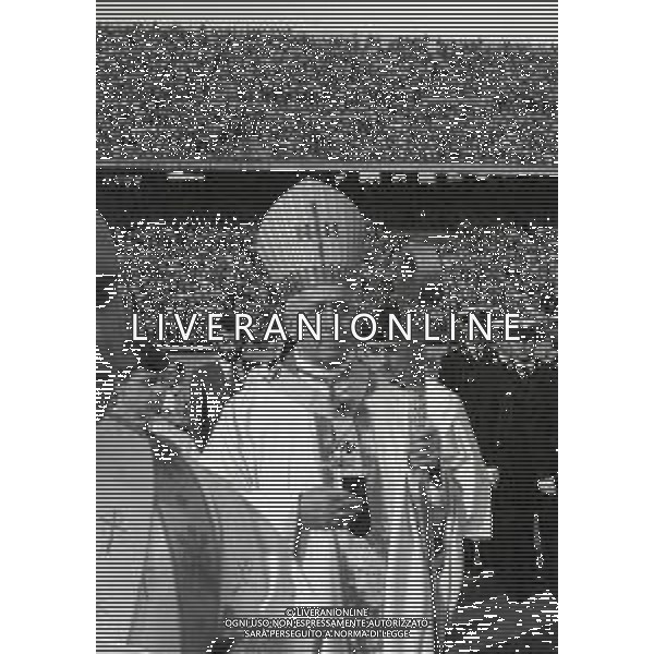 NEG-RETROSPETTIVA CARDINALE GIOVANNI COLOMBO NELLA FOTO IL CARDINALE GIOVANNI COLOMBO A MILANO NELL\'ANNO 1977 ALLO STADIO MEAZZA CON MDRE TERESA DI CALCUTTA AG ALDO LIVERANI SAS