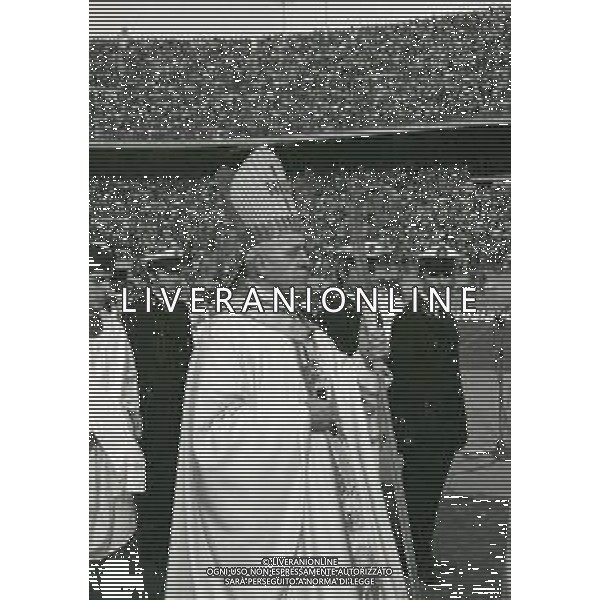 NEG-RETROSPETTIVA CARDINALE GIOVANNI COLOMBO NELLA FOTO IL CARDINALE GIOVANNI COLOMBO A MILANO NELL\'ANNO 1977 ALLO STADIO MEAZZA CON MDRE TERESA DI CALCUTTA AG ALDO LIVERANI SAS