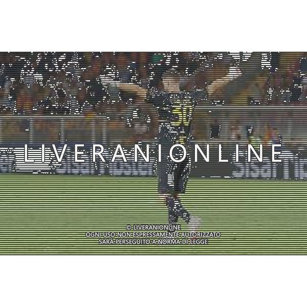 Wladimiro Falcone (US Lecce) celebrates the victory during the Italian soccer Serie A match US Lecce vs Genoa CFC on September 22, 2023 at Via del Mare Stadium in Lecce, Italy. Photo by Emmanuele Mastrodonato/ag. Aldo Liverani sas ©Emmanuele Mastrodonato/AGENZIA ALDO LIVERANI SAS
