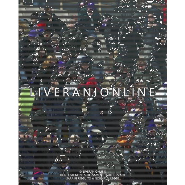 Firenze 01/12/2005 Fiorentina-Juventus Tim Cup 2005/2006 Nella foto: Tifosi colpiti dai fumogeni.* Ph Gianni Nucci/Agenzia Aldo Liverani