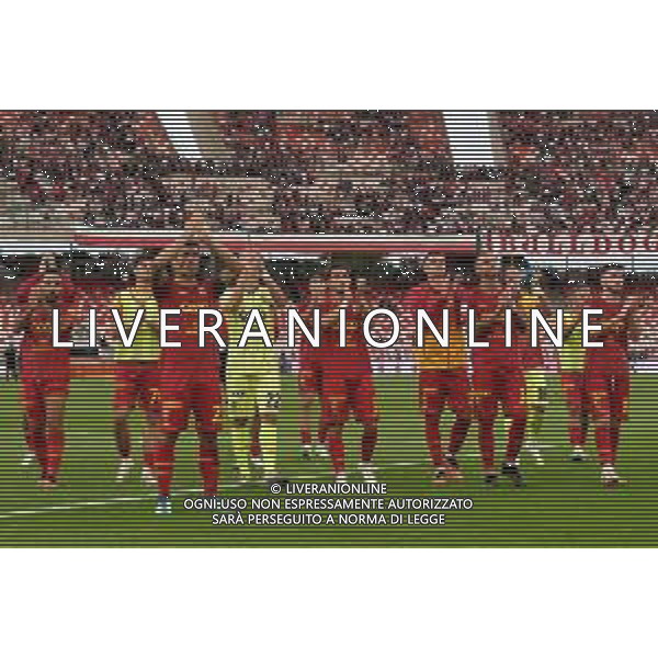 Players of US Catanzaro 1929 applauds fans during the Italian Serie B match SSC Bari vs US Catanzaro 1929 on September 24, 2023 at the San Nicola stadium in Bari, Italy. Photo by Emmanuele Mastrodonato/ag. Aldo Liverani sas/ AGENZIA ALDO LIVERANI SAS