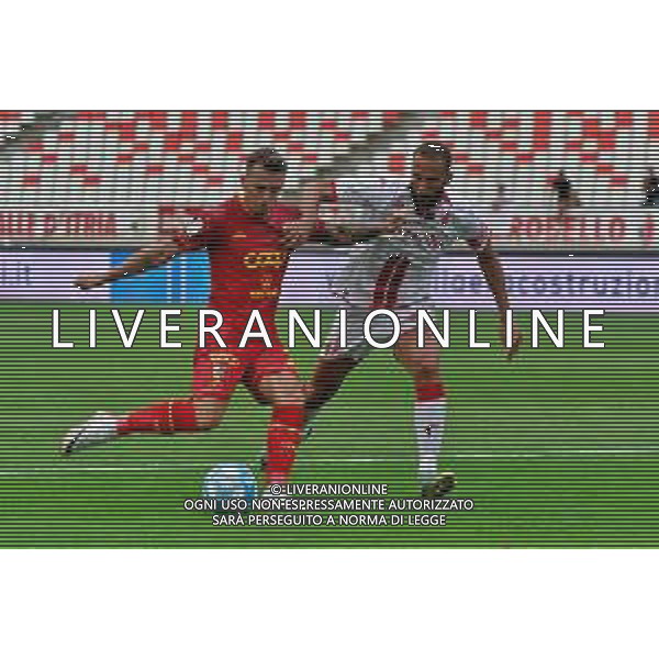 Jari Vandeputte (US Catanzaro 1929) and Valerio Di Cesare (SSC Bari) during the Italian Serie B match SSC Bari vs US Catanzaro 1929 on September 24, 2023 at the San Nicola stadium in Bari, Italy. Photo by Emmanuele Mastrodonato/ag. Aldo Liverani sas/ AGENZIA ALDO LIVERANI SAS
