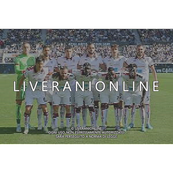 TVRG Atalanta vs Cagliari nella foto formazione Cagliari, in piedi da SX Boris Radunovic, Pantelis Hatzidiakos, Alessandro Deiola, Alberto Dossena, Adam Obert e Paulo Azzi; in basso da SX Eldor Shomurodov, Nahitan Nandez, Zito Andre\' Luvumbo, Antoine Makoumbou e Ibrahim Sulemana Bergamo 24-09-2023 Gewiss Stadium - Stadio Atleti Azzurri d\'Italia Campionato Serie A TIM - 5a giornata foto Roberto Garavaglia/ag. Aldo Liverani sas