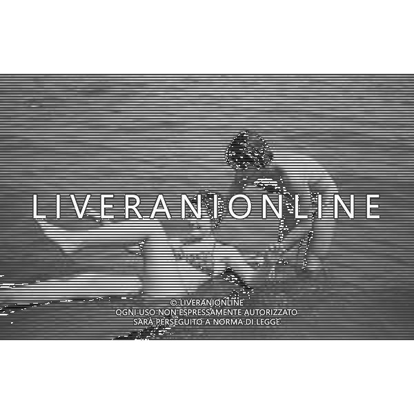 Neg- RETROSPETTIVA LORETTA GOGGI ATTRICE E CANTANTE NELLA FOTO CON L\'ATTORE ALDO REGGIANI AL MARE SULLA SPIAGGIA DI RICCIONE NELL\'ANNO 1969 AG ALDO LIVERANI SAS