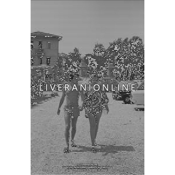 Neg- RETROSPETTIVA LORETTA GOGGI ATTRICE E CANTANTE NELLA FOTO CON L\'ATTORE ALDO REGGIANI AL MARE SULLA SPIAGGIA DI RICCIONE NELL\'ANNO 1969 AG ALDO LIVERANI SAS