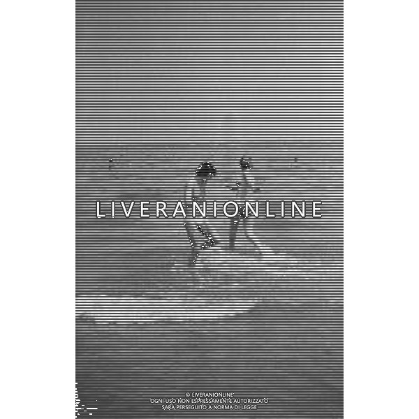 Neg- RETROSPETTIVA LORETTA GOGGI ATTRICE E CANTANTE NELLA FOTO CON L\'ATTORE ALDO REGGIANI AL MARE SULLA SPIAGGIA DI RICCIONE NELL\'ANNO 1969 AG ALDO LIVERANI SAS