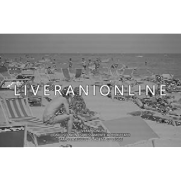 Neg- RETROSPETTIVA LORETTA GOGGI ATTRICE E CANTANTE NELLA FOTO CON L\'ATTORE ALDO REGGIANI AL MARE SULLA SPIAGGIA DI RICCIONE NELL\'ANNO 1969 AG ALDO LIVERANI SAS