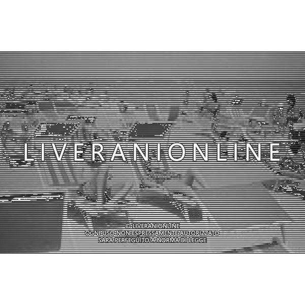 Neg- RETROSPETTIVA LORETTA GOGGI ATTRICE E CANTANTE NELLA FOTO CON L\'ATTORE ALDO REGGIANI AL MARE SULLA SPIAGGIA DI RICCIONE NELL\'ANNO 1969 AG ALDO LIVERANI SAS