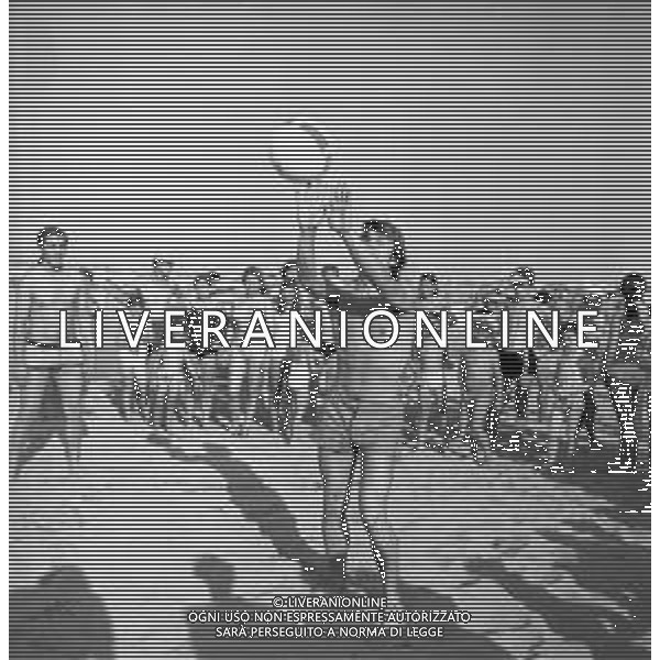 Neg- RETROSPETTIVA ALDO REGGIANI ATTORE NELLA FOTO AL MARE SULLA SPIAGGIA DI RICCIONE NELL\'ANNO 1969 AG ALDO LIVERANI SAS