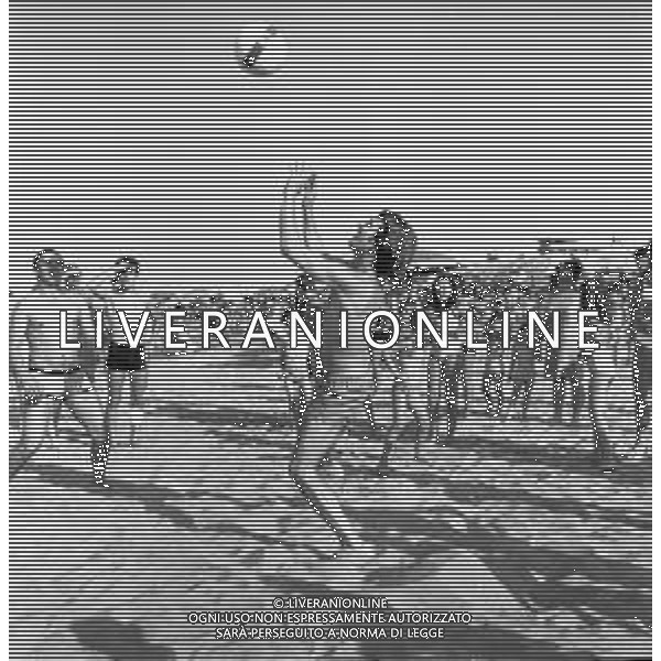 Neg- RETROSPETTIVA ALDO REGGIANI ATTORE NELLA FOTO AL MARE SULLA SPIAGGIA DI RICCIONE NELL\'ANNO 1969 AG ALDO LIVERANI SAS