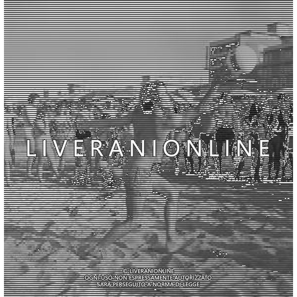 Neg- RETROSPETTIVA ALDO REGGIANI ATTORE NELLA FOTO AL MARE SULLA SPIAGGIA DI RICCIONE NELL\'ANNO 1969 AG ALDO LIVERANI SAS