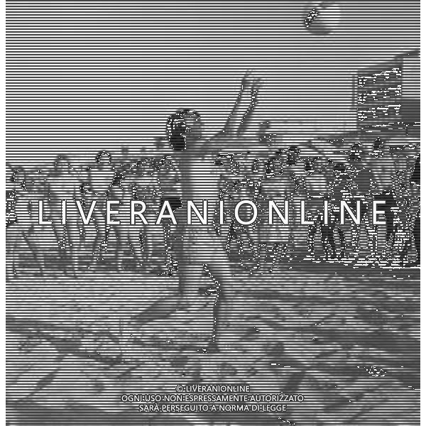 Neg- RETROSPETTIVA ALDO REGGIANI ATTORE NELLA FOTO AL MARE SULLA SPIAGGIA DI RICCIONE NELL\'ANNO 1969 AG ALDO LIVERANI SAS