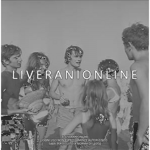 Neg- RETROSPETTIVA ALDO REGGIANI ATTORE NELLA FOTO AL MARE SULLA SPIAGGIA DI RICCIONE NELL\'ANNO 1969 AG ALDO LIVERANI SAS