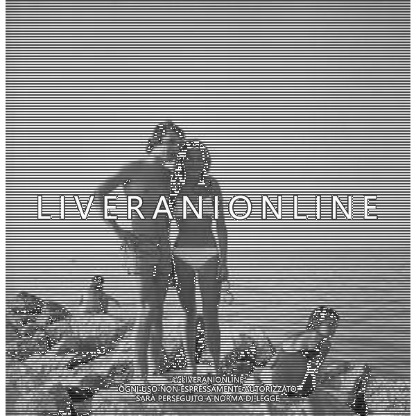 Neg- RETROSPETTIVA ALDO REGGIANI ATTORE NELLA FOTO AL MARE SULLA SPIAGGIA DI RICCIONE NELL\'ANNO 1969 AG ALDO LIVERANI SAS
