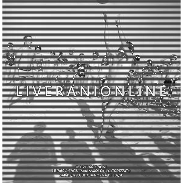 Neg- RETROSPETTIVA ALDO REGGIANI ATTORE NELLA FOTO AL MARE SULLA SPIAGGIA DI RICCIONE NELL\'ANNO 1969 AG ALDO LIVERANI SAS