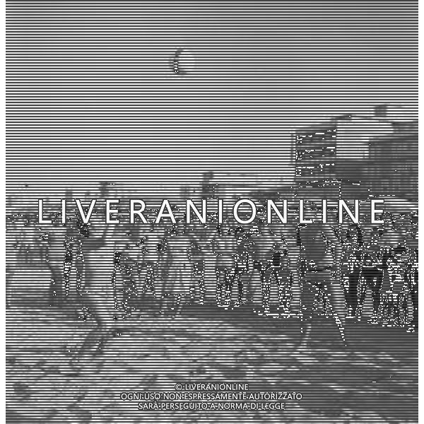 Neg- RETROSPETTIVA ALDO REGGIANI ATTORE NELLA FOTO AL MARE SULLA SPIAGGIA DI RICCIONE NELL\'ANNO 1969 AG ALDO LIVERANI SAS