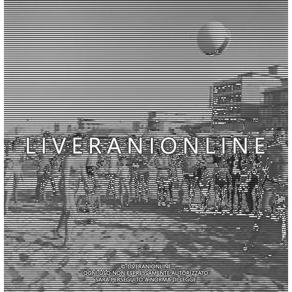 Neg- RETROSPETTIVA ALDO REGGIANI ATTORE NELLA FOTO AL MARE SULLA SPIAGGIA DI RICCIONE NELL\'ANNO 1969 AG ALDO LIVERANI SAS