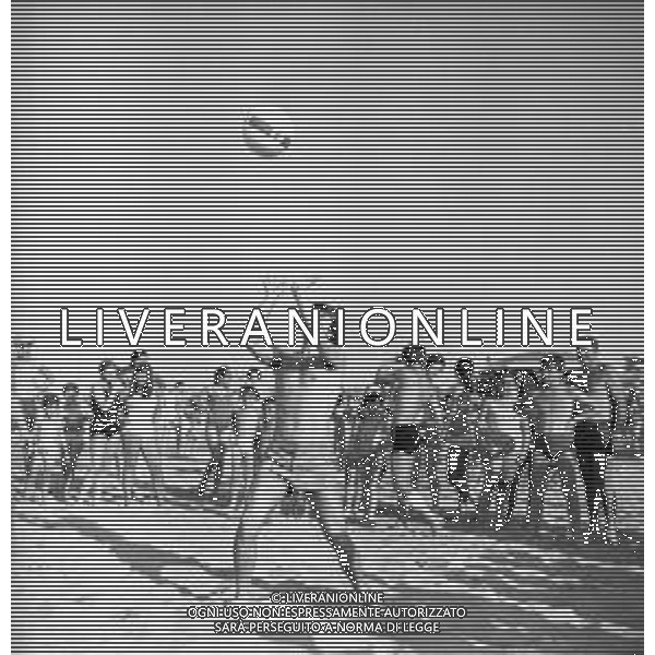 Neg- RETROSPETTIVA ALDO REGGIANI ATTORE NELLA FOTO AL MARE SULLA SPIAGGIA DI RICCIONE NELL\'ANNO 1969 AG ALDO LIVERANI SAS