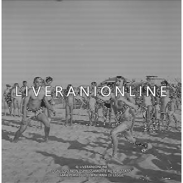 Neg- RETROSPETTIVA ALDO REGGIANI ATTORE NELLA FOTO AL MARE SULLA SPIAGGIA DI RICCIONE NELL\'ANNO 1969 AG ALDO LIVERANI SAS