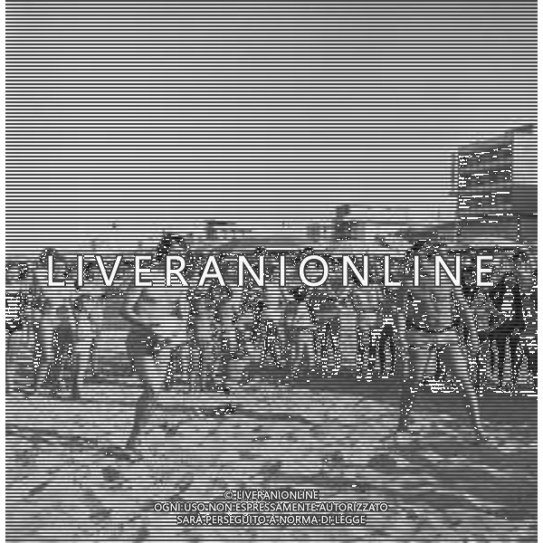Neg- RETROSPETTIVA ALDO REGGIANI ATTORE NELLA FOTO AL MARE SULLA SPIAGGIA DI RICCIONE NELL\'ANNO 1969 AG ALDO LIVERANI SAS